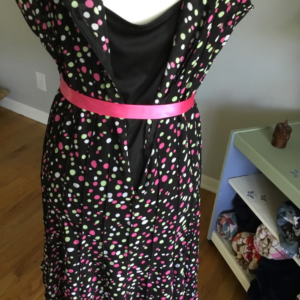 BEAUTIFUL POLKA DOT SWING DRESS - Picture 8 of 13